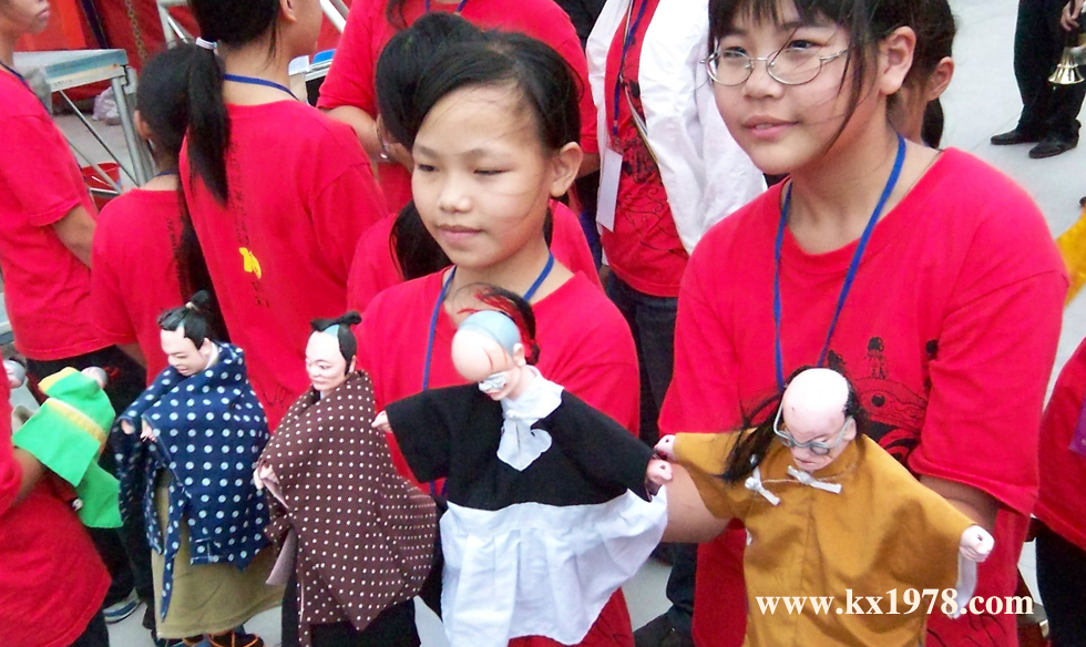 臺(tái)灣小學(xué)生表演的布袋戲——公司創(chuàng)始人老照片回憶錄（12）