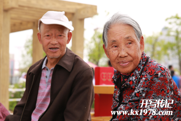 小賣部的故事——父母回憶錄《百年風雨路》(15)