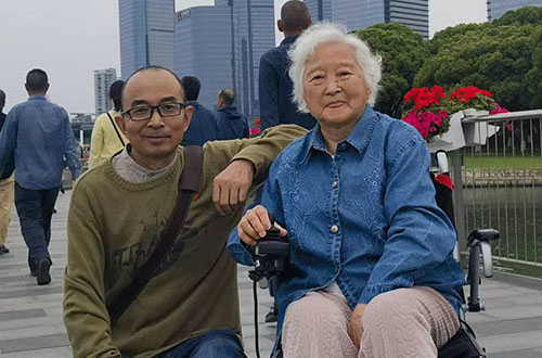 回憶錄《峰頂之巖》主人公：“……做了很多調(diào)研才寫出來的……也辛苦你了。”