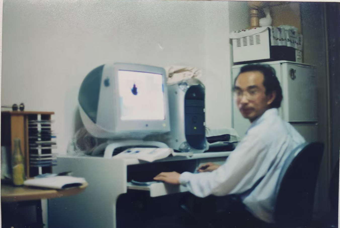 我坐在蘋果電腦前的一張老照片——請人代寫回憶錄可說的999件事（2）